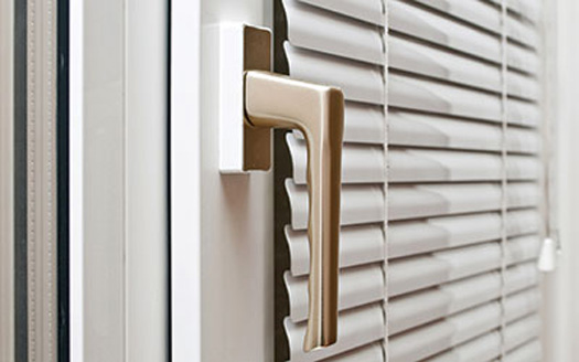 Horizontální žaluzie – hliníkové lamely na okně