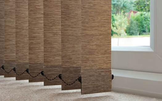 Vertikální žaluzie – textilní lamely v interiéru